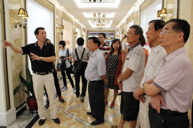 圖3、宏陶市場總監(jiān)霍達(dá)炎（左一）在為參觀者介紹釉面磚展示空間.jpg