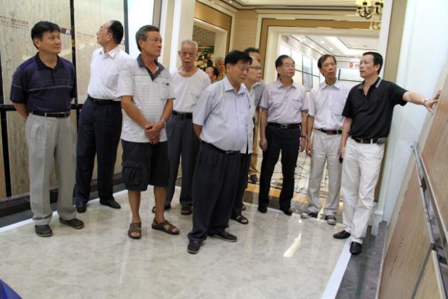 圖4、陶瓷行業(yè)老前輩被木紋磚所吸引