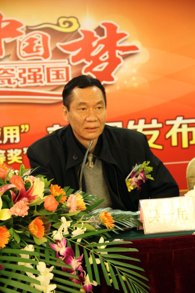 圖3、中國建材聯(lián)合會副會長、廣東建材協(xié)會會長吳一岳盛贊宏陶公司的科技創(chuàng)新