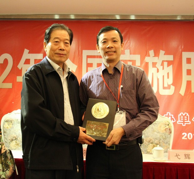 5、全國用戶委員會主任弋輝（左）與宏陶市場總監(jiān)霍達炎合影
