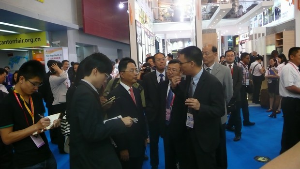 圖2、國家商務部副部長蔣耀平，中國五礦化工進出口商會會長陳峰等領導一行視察中國建陶行業(yè)知名企業(yè)宏陶陶瓷展位，并聽取了企業(yè)出口總經理伍劍鋒的匯報