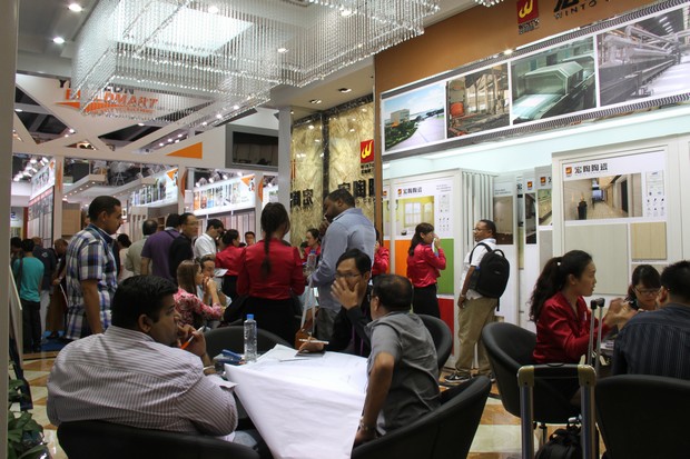 圖4、出口部精英為海外客商介紹宏陶產品優(yōu)勢