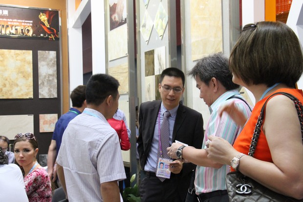 圖7、企業(yè)出口總經理伍劍鋒（中）與海外客商洽談